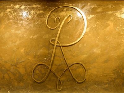 Goldene Rückwand des Rostocker Künstlers ENEOS