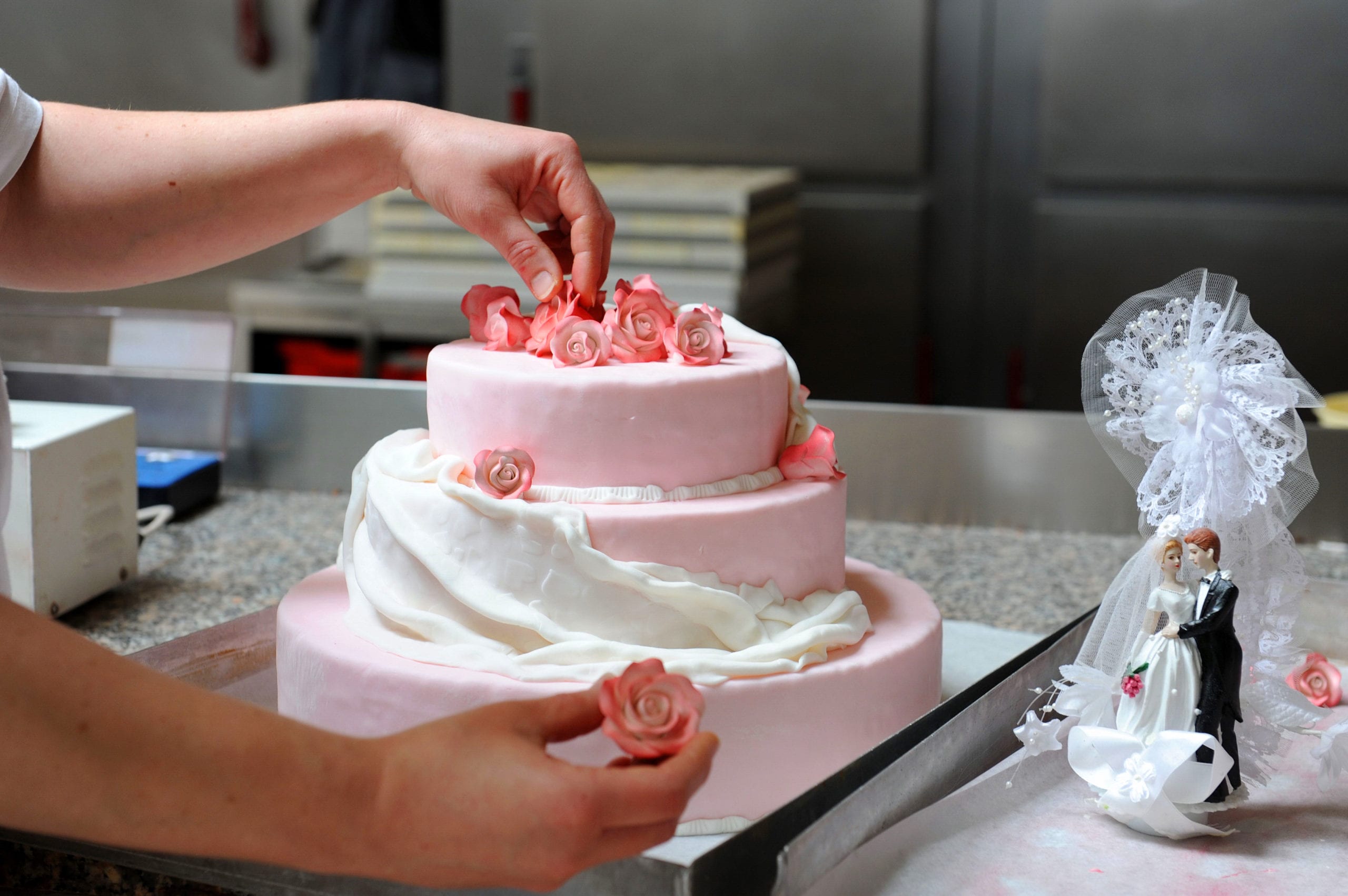 Ob zu Ihrer Hochzeit, der Taufe, oder zum Geburtstag sowie zum Firmenjubiläum: Zu jedem Anlass kreieren wir für Sie genau die richtige Torte. Rufen Sie uns gern an und wir erfüllen auch Ihren ganz individuellen Tortenwunsch. (Telefon: 038203 7757-0)